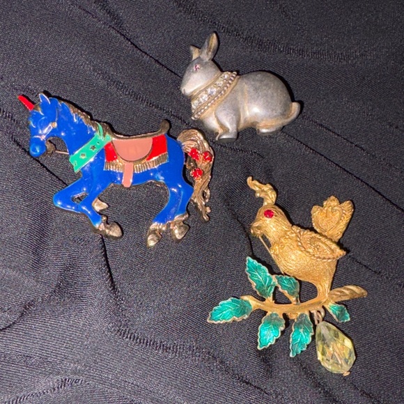 Fabulous Vintage Pins - Picture 2 of 10